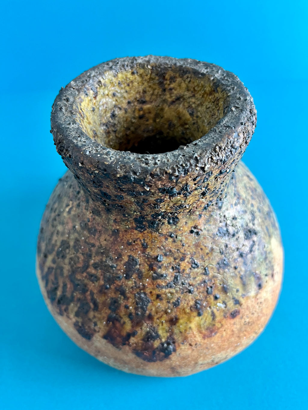TEXTURED GLAZE CERAMIC POT
