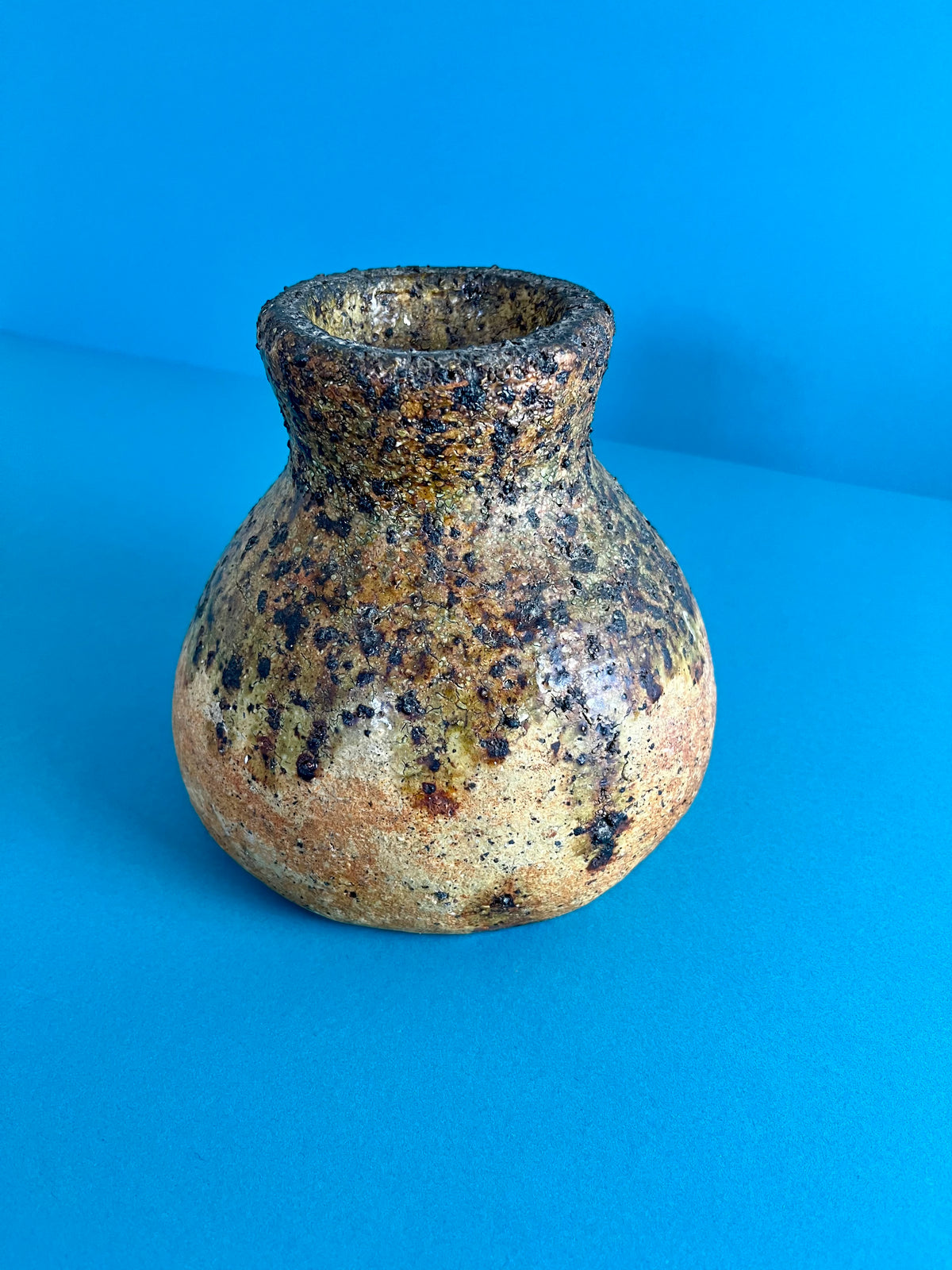 TEXTURED GLAZE CERAMIC POT