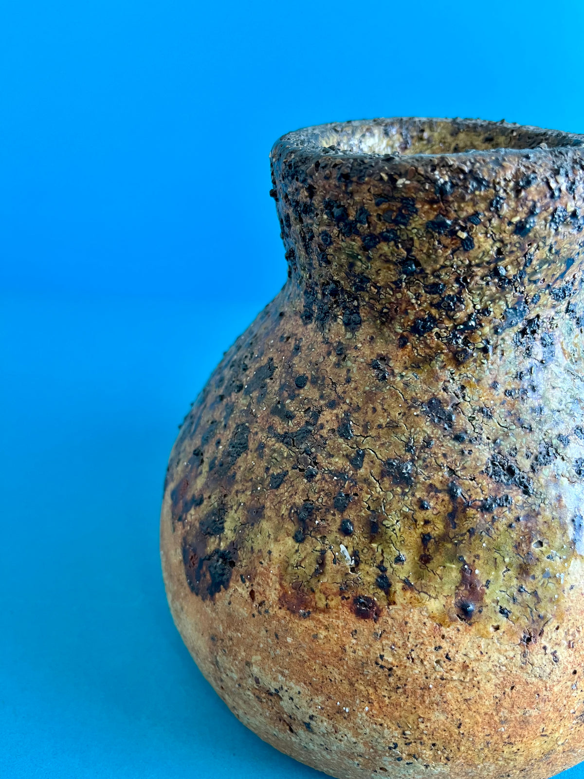 TEXTURED GLAZE CERAMIC POT