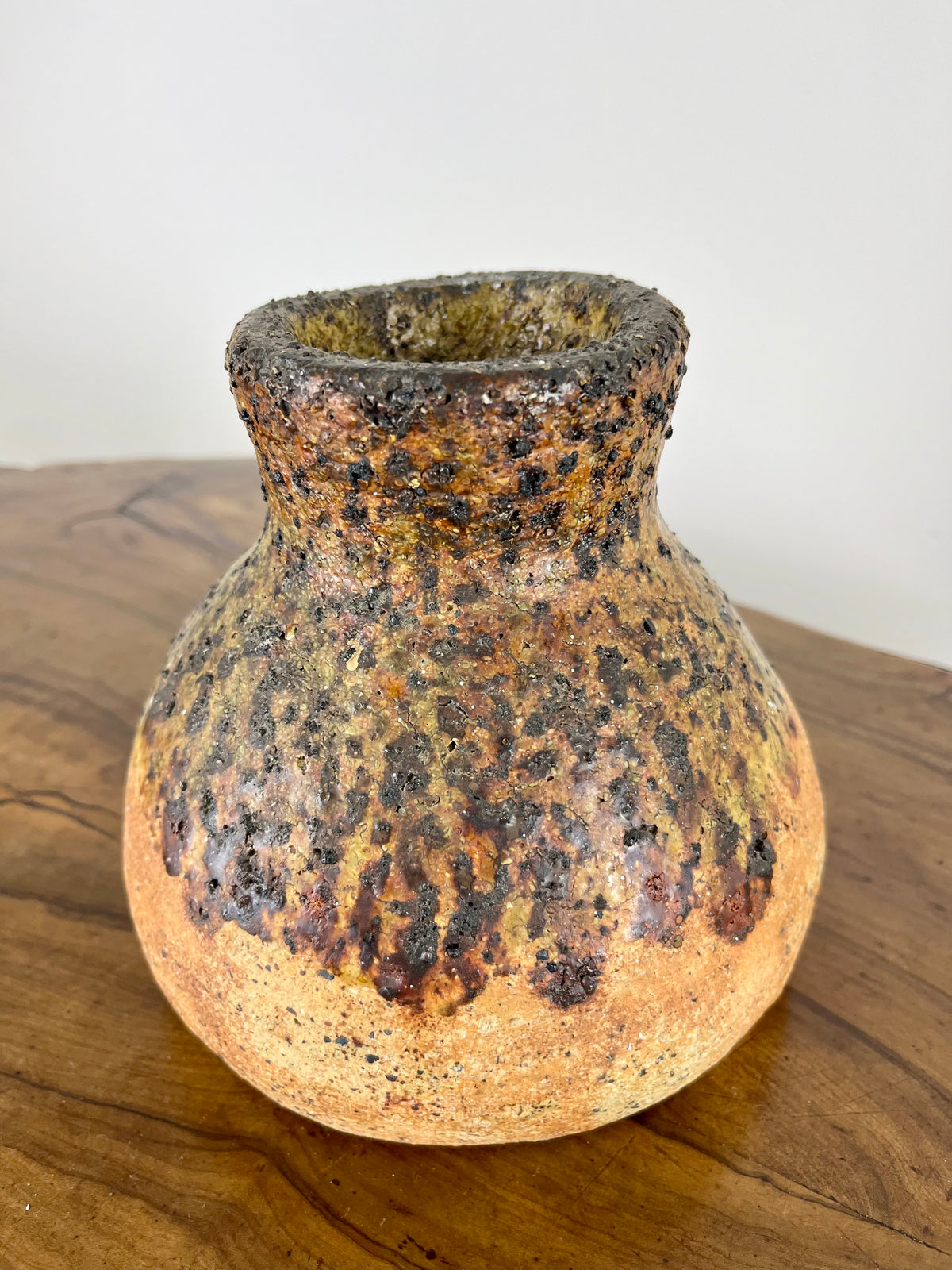 TEXTURED GLAZE CERAMIC POT
