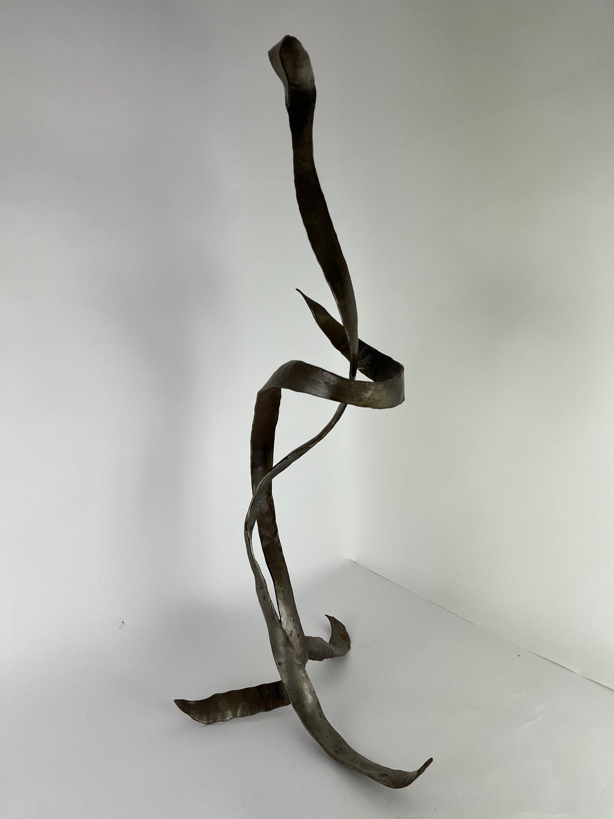 FLOORSTANDING ABSTRACT METAL SCLUPTURE