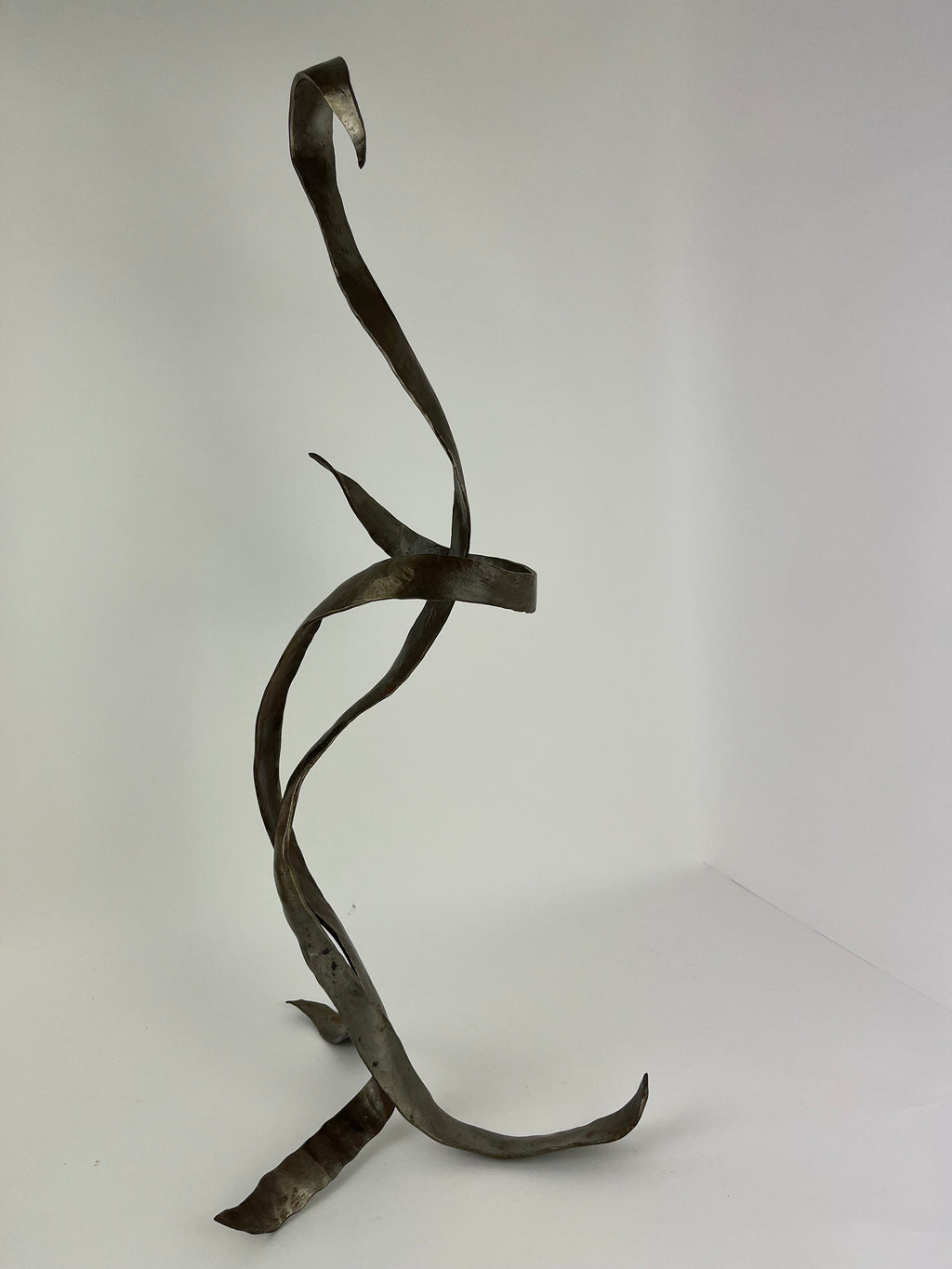FLOORSTANDING ABSTRACT METAL SCLUPTURE