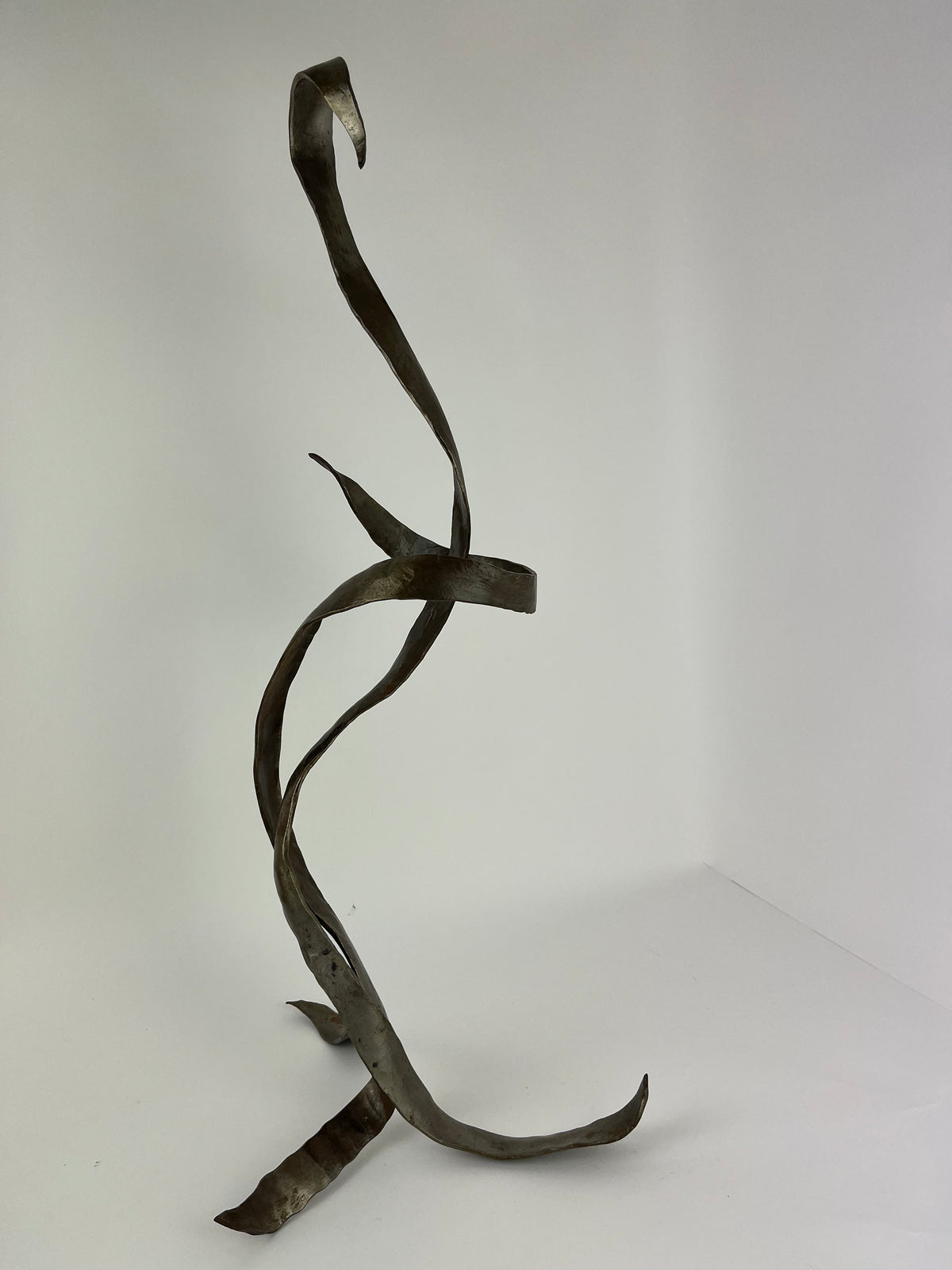 FLOORSTANDING ABSTRACT METAL SCLUPTURE